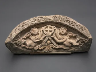 Lunette with Two Angels Supporting a Pendant Cross, 400s (calcário)