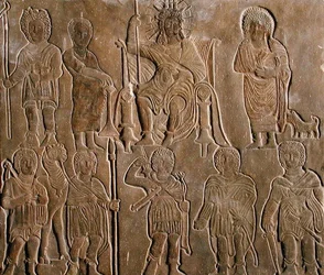 Relevo retratando um imperador romano deificado recebendo homenagem dos nômades egípcios