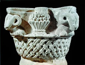 Capital na forma de uma cesta com cabeças de carneiros e uvas, do Mosteiro de São Jeremias, Sakkara