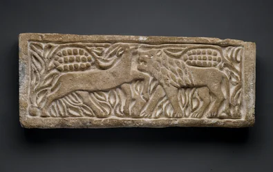 Leão atacando um antílope, do Egito (calcário)