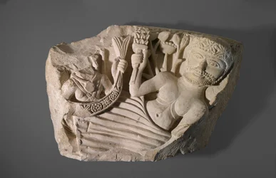 Parte de um arco com o deus do Nilo e deusa da Terra, possivelmente de Herakleapolis Magna, século 5-6 (pedra calcária com vestígios de tinta)