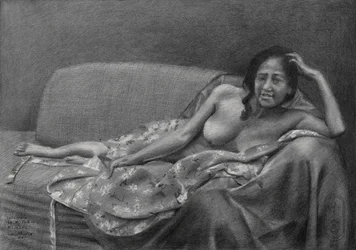 Mulher reclinada em pensamento