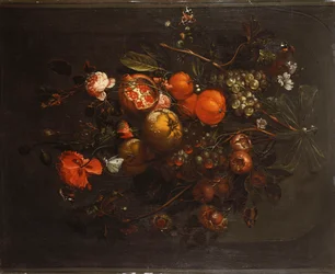 Um buquê de frutas e flores penduradas em um prego em um nicho