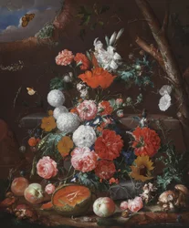 Natureza-morta de flores e frutos dispostos sobre um pedestal de pedra num jardim