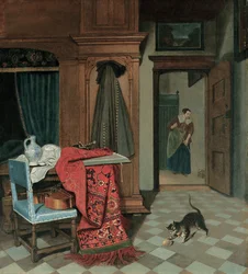 Interior com um tapete, uma espada e um jarro em uma mesa, um violoncelo em uma cadeira, um casaco pendurado em um armário, um gato brincando com uma bola, uma empregada além
