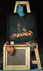 Cavalete de pintor com uma peça de fruta (pintura sobre tela)