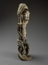 Nature Spirit (asie usuária), Costa do Marfim, final do século XIX (madeira, matéria sacrificial, panos de algodão e contas)