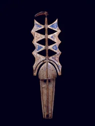 Máscara Nwenka, século 20 (madeira, pigmento e metal)