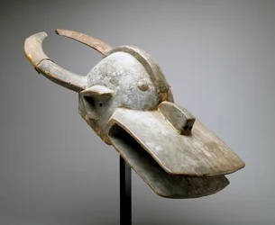 Máscara de capacete de uma vaca do mato (Sociedade Vara), Sudão Ocidental, África Subsaariana, final do século XIX (madeira, matéria sacrificial, metal, pregos e couro de animal)