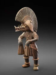 Dançarina com capacete de crocodilo, 300 BC-300 AD (barro com vestígios de pigmento policromado)