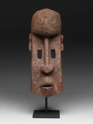 Máscara de caçador (dannana), início a meados do século 20 (madeira e incrustação)