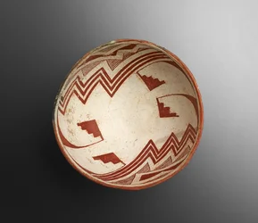 Tigela com desenhos geométricos, 900-1100 (louça de barro com pintura deslizante)