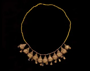 Tiara de uma coroa, final do século 19 e início do século 20 (contas de ouro, coral e vidro)