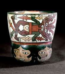 Arte pré-colombiana: caneca de terracota decorada de divinites e rostos do sítio de Nazca. 100 BC-800 AD. Lima, Museu Nacional de Antropologia e Arqueologia, Peru