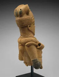 Cabeça e tronco de uma figura feminina, região de Jos Plateau, Nigéria, 500 aC-200 dC (louça de barro)