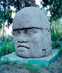 Civilização pré-colombiana: a colossal cabeça de Olmeque. Século 10-7 AC. México. Parque Musee de La Vente.