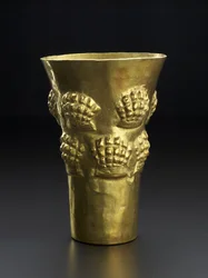 Copo representando espondilo, a casca vermelha brilhante de um molusco, 800-1350 DC (ouro martelado)
