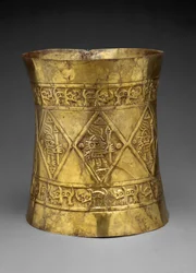 Coroa representando governantes ou deuses segurando cajados cerimoniais, 800-1350 DC (ouro martelado e perseguido)