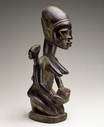 Figura materna e infantil, Nigéria, final do século 19 (madeira e vestígios de índigo)