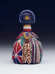 Símbolo da cabeça interior (ibori), do final do século XIX ao início do século XX (contas de vidro, conchas de cowrie e couro)