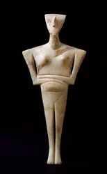 Arte das Cíclades: «Estatueta feminina», ídolo de mármore proveniente de Siros. 3000 a.C. Civilização cicládica (-3200 a -2000). Dimensões: 46 cm. Atenas, Museu Arqueológico Nacional