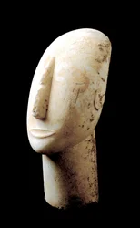 Arte das Cíclades: «Cabeça grande». Escultura em mármore. 3000 a.C. Civilização cicládica (-3200 a -2000). Atenas, Museu Arqueológico Nacional