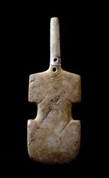 Arte das Cíclades: «Estatueta em forma de violino», ídolo de mármore proveniente de Paros. 3000 a.C. Civilização cicládica (-3200 a -2000). Atenas, Museu Arqueológico Nacional