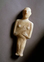 Ídolo feminino, estatueta esquemática, mármore branco, 3200-2000 BC