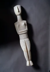 Ídolo feminino, estatueta esquemática, mármore branco com incrustações ocres, 3200-2000 BC