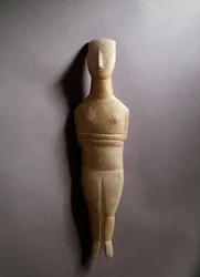 Figura esquemática feminina, mármore branco com incrustações ocres, 3200-2000 BC