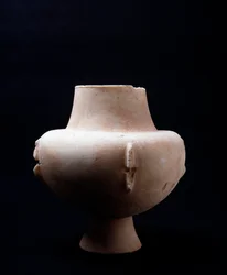 Jarra de mármore branco com incrustações ocres. Civilização Cicládica, 3200 a.C. a 2000 a.C.