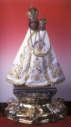 Estatueta da Virgem Maria de Svatá Hora (madeira, metal e tecido)
