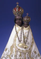 Estatueta da Virgem Maria de Svatá Hora (madeira, metal e tecido)