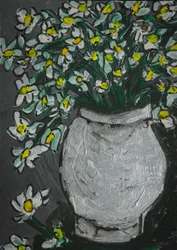 Flores brancas num vaso cinzento