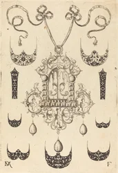 Pingente cercado por sete escudos e duas faixas ornamentais