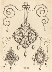 Três pingentes Strapwork, os inferiores triangulares e ovais