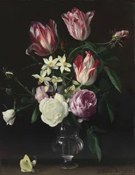 Rosas, tulipas e narcisos num vaso de vidro, com uma borboleta, num parapeito