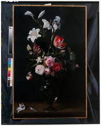 Ramos de rosas, tulipas, narcisos e outras flores suspensas em fitas azuis (óleo sobre cobre)