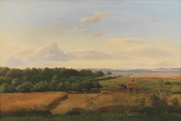 Uma paisagem de Funen na época da colheita com Wedellsborghoved em segundo plano