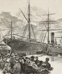 Pessoas a assistir ao embarque dos Bersaglieri, corpo do exército italiano, no navio Gottardo, expedição italiana no Mar Vermelho, gravura a partir de desenho de Dante Paolocci, de L