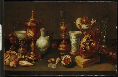 Natureza morta com conchas, com nautilus, vasos, copos e galhos de coral