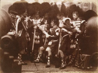 [Oficial da 92ª Gordon Highlanders Reading to the Troops, Castelo de Edimburgo], 9 de abril de 1846. Criadores: David Octavius Hill, Robert Adamson, Hill & Adamson.