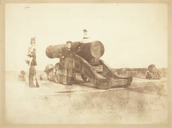 O canhão "Mons Meg" no Castelo de Edimburgo e um soldado do 2º batalhão dos Escoceses Reais que guarneceu o Castelo em 1846