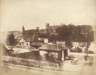 Linlithgow, da estação ferroviária, com a Câmara Municipal, Igreja de São Miguel e Palácio