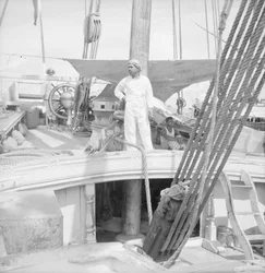 A bordo de um dhow indiano do tipo kotia ancorado em Colombo, Ceilão