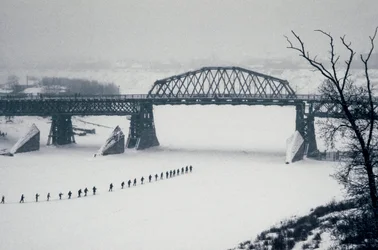Novosibirsk, rio Ob, Sibéria, URSS, Estudantes atravessam o rio Ob congelado a pé na neve, inverno de 1976 (foto)