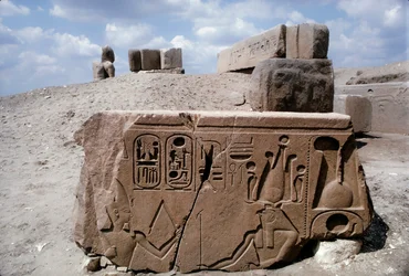 Tanis Egito, desenhos em ruínas de pedra na antiga cidade de Tanis com hieróglifos