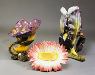 Jarra em forma de convolvulus, cachepot em forma de margarida e jarra em forma de íris, ca. 1900, de Delphin Massier (1836-1907), estilo Art Nouveau, cerâmica barbotina, feita em Vallauris. França, século XX.