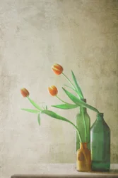 Tulipas laranjas em garrafas