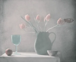 Natureza morta com tulipas em tons pastel
